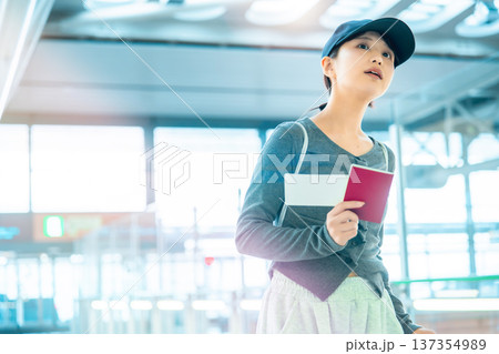空港で書類を持つ女性 ■撮影協力：関西国際空港（KIX） 137354989