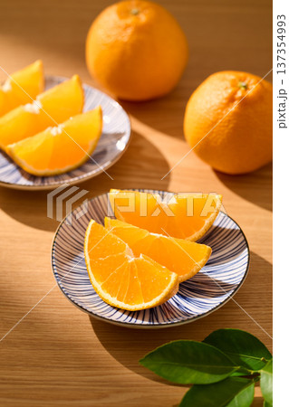 皿に盛り付けたデコポン 皿に盛り付けたデコポン 137354993