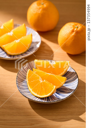 皿に盛り付けたデコポン 皿に盛り付けたデコポン 137354994