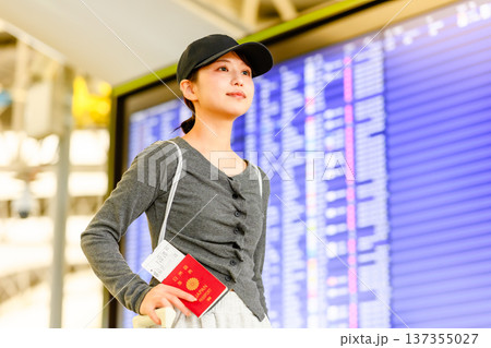 空港で搭乗券とパスポートを持つ女性 ■撮影協力：関西国際空港（KIX） 137355027