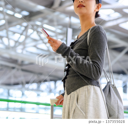 空港で書類確認する女性 ■撮影協力:関西国際空港(KIX) 空港で書類確認する女性 ■撮影協力:関西国際空港(KIX) 137355028