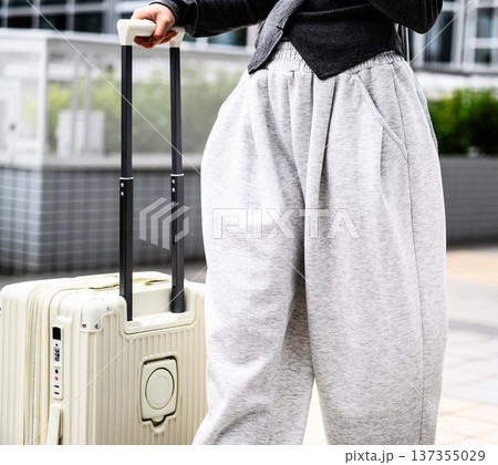 キャリーケースを引く旅行者 ■撮影協力:関西国際空港(KIX) キャリーケースを引く旅行者 ■撮影協力:関西国際空港(KIX) 137355029