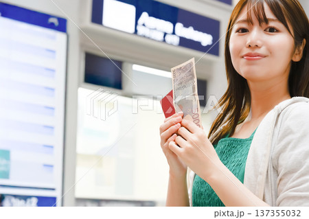 女性が外貨を両替 ■撮影協力：関西国際空港（KIX） 137355032