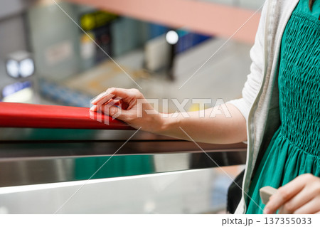 手すりに触れる女性の手元 ■撮影協力：関西国際空港（KIX） 137355033