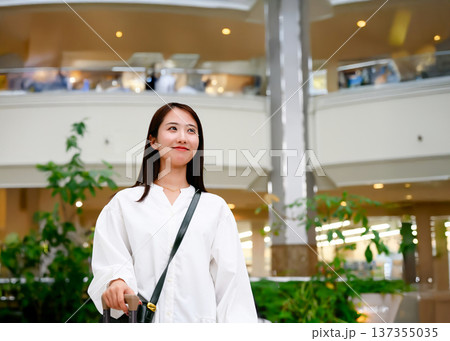 旅行中の女性、駅ロビー ■撮影協力:関西国際空港(KIX) 旅行中の女性、駅ロビー ■撮影協力:関西国際空港(KIX) 137355035