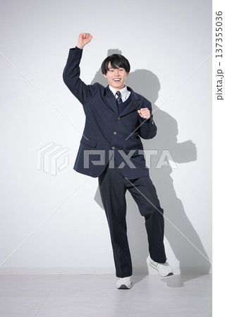 男子高生のカメラ目線の全身のガッツポーズ　受験勉強や進路などのイメージ　合格頑張るぞ～！ 137355036
