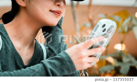 女性がスマホを操作 ■撮影協力：関西国際空港（KIX） 137355037