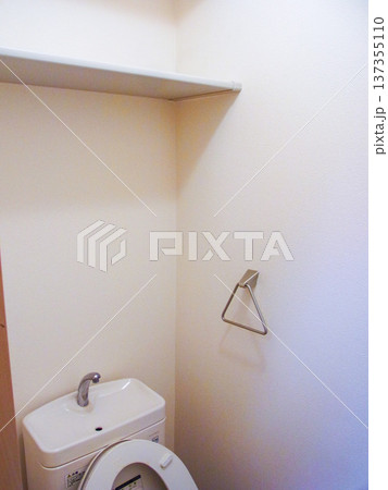 ミニマルで清潔感のあるトイレ空間 ミニマルで清潔感のあるトイレ空間 137355110