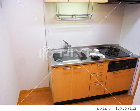 清潔感と機能性を備えた家庭用キッチン 137355112