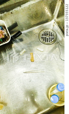 実験後に洗浄された研究室のシンク 137355122