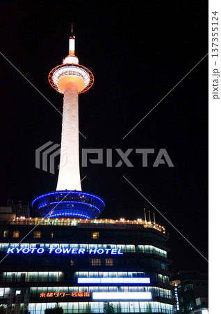 京都タワーの美しい夜景 京都タワーの美しい夜景 137355124