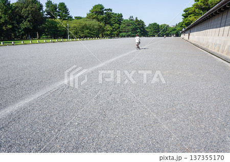 日本の伝統を感じる広々とした砂利道と緑 137355170