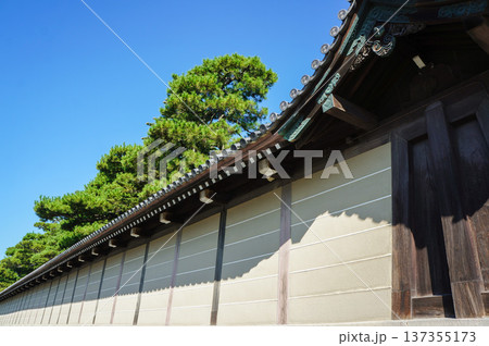 和風建築と青空が調和する風景 和風建築と青空が調和する風景 137355173
