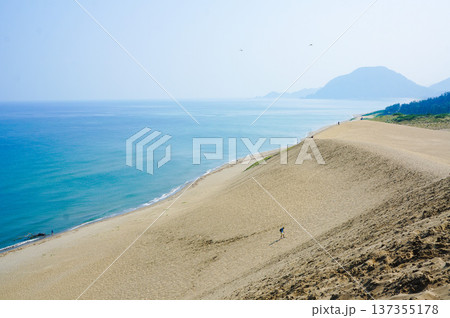 鳥取砂丘と日本海の絶景 鳥取砂丘と日本海の絶景 137355178