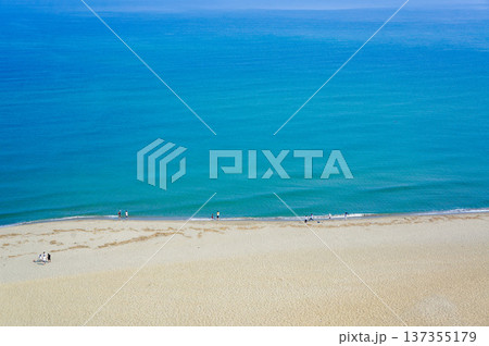 日本海の青と砂浜の風景 137355179