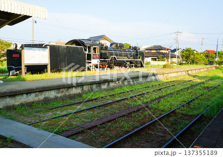 蒸気機関車が展示された旧駅と線路の風景 蒸気機関車が展示された旧駅と線路の風景 137355189