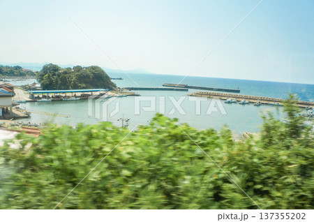 静かな漁港と夏の青空 静かな漁港と夏の青空 137355202