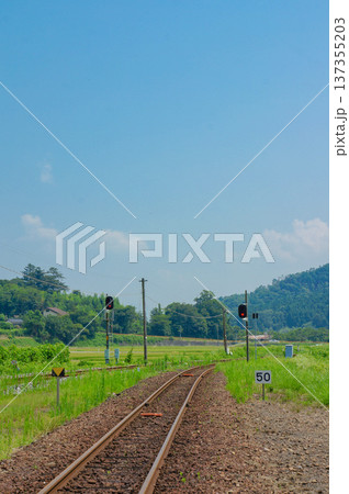 日本の田舎を走る鉄道風景 日本の田舎を走る鉄道風景 137355203
