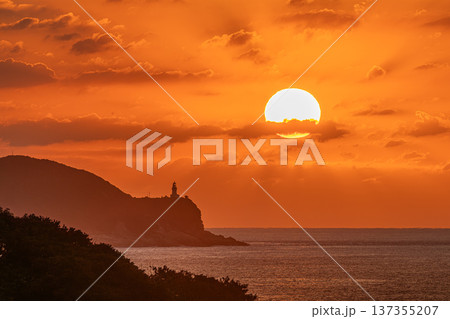 屋久島灯台と夕日 屋久島の夕景(冬 屋久島灯台と夕日 屋久島の夕景(冬 137355207