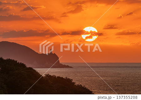 屋久島灯台と夕日 屋久島の夕景(冬 屋久島灯台と夕日 屋久島の夕景(冬 137355208