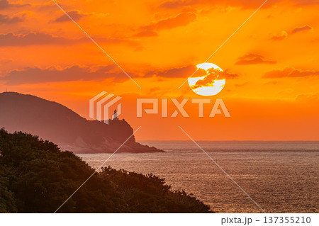 屋久島灯台と夕日　屋久島の夕景(冬 137355210