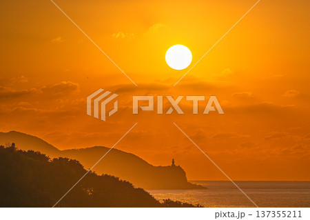 屋久島灯台と夕日 屋久島の夕景(冬 屋久島灯台と夕日 屋久島の夕景(冬 137355211