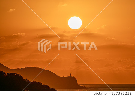 屋久島灯台と夕日　屋久島の夕景(冬 137355212