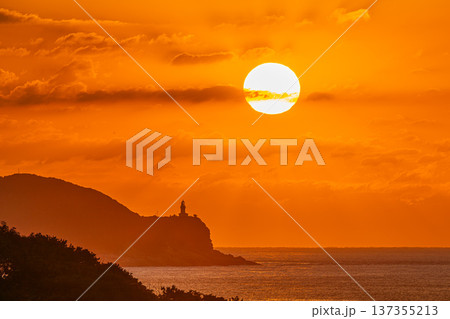 屋久島灯台と夕日　屋久島の夕景(冬 137355213