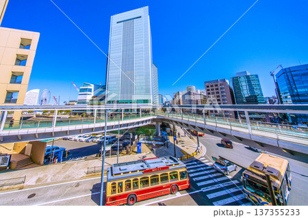 日本の横浜都市景観桜木町駅入口交差点やあかいくつ、横浜市役所、ロープウェイなど望む＝3月5日 137355233