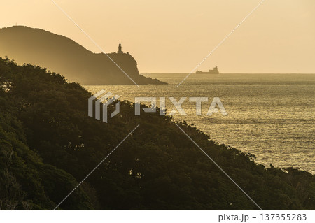 屋久島灯台と船　屋久島の夕景(冬 137355283