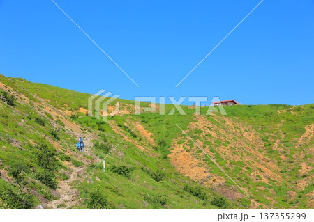 那須岳の登山風景 137355299