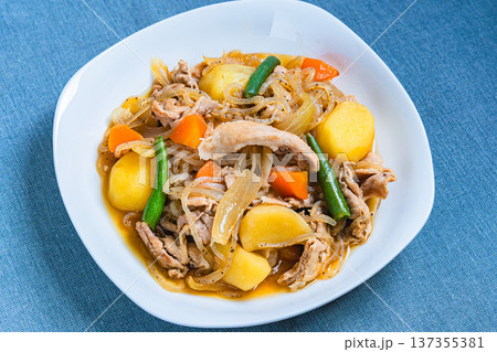 家庭料理の定番肉じゃが 137355381