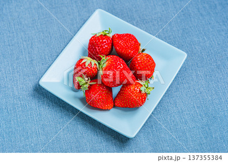 新鮮ないちごの盛り合わせ、赤く熟した旬のフルーツ 137355384