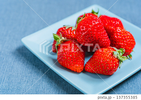 新鮮ないちごの盛り合わせ、赤く熟した旬のフルーツ 137355385