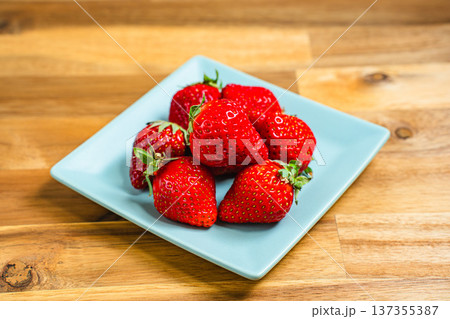 新鮮ないちごの盛り合わせ、赤く熟した旬のフルーツ 137355387
