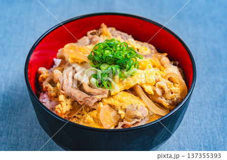 他人丼 豚肉と卵の和風どんぶり 他人丼 豚肉と卵の和風どんぶり 137355393