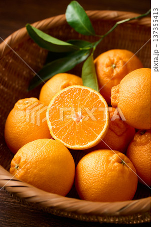 かごに盛ったデコポン 137355413