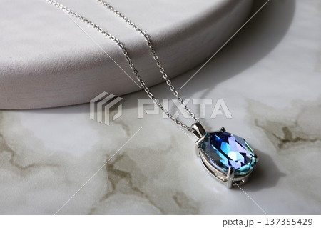 ブルーのペンダント 137355429