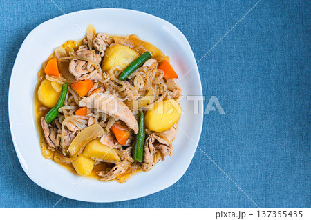 家庭料理の定番肉じゃが 家庭料理の定番肉じゃが 137355435
