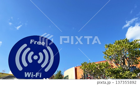 青空を背景にした無料Wi-Fiスポットの看板 観光地・公共施設の通信サービス 沖縄県 青空を背景にした無料Wi-Fiスポットの看板 観光地・公共施設の通信サービス 沖縄県 137355892