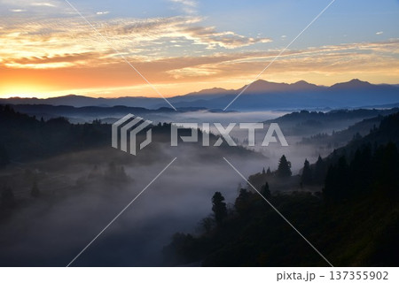 新潟県長岡市越後川口木沢からの雲海朝焼けの越後三山夜明け 137355902