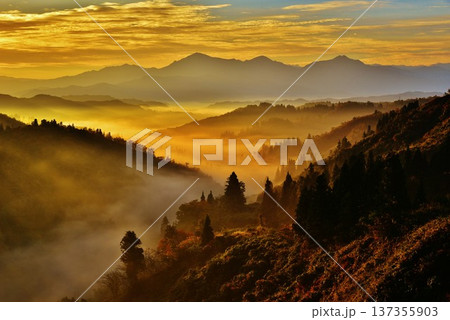 新潟県長岡市越後川口木沢からの雲海朝焼けの越後三山夜明け 新潟県長岡市越後川口木沢からの雲海朝焼けの越後三山夜明け 137355903