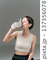 プロテインを飲むスポーツウェアの女性 137356078