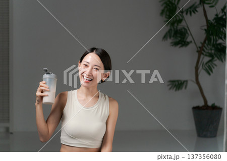 プロテインを持つスポーツウェアの女性 プロテインを持つスポーツウェアの女性 137356080