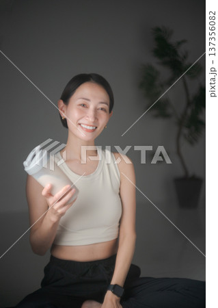 プロテインを持つスポーツウェアの女性 137356082