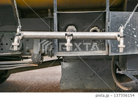 Water tank truck providing multiple faucets for communal washing and liquid access 137356154