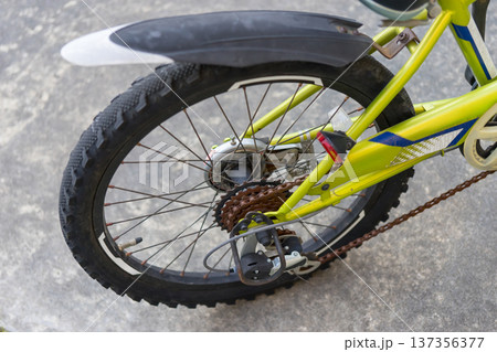 子供用自転車のリアタイヤ 137356377