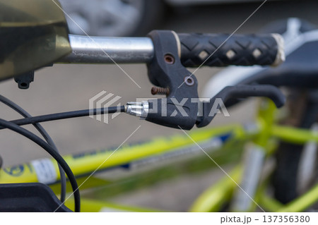 子供用自転車のブレーキレバーと調節ネジ 137356380