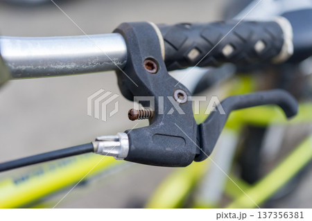 子供用自転車のブレーキレバーと調節ネジ 子供用自転車のブレーキレバーと調節ネジ 137356381