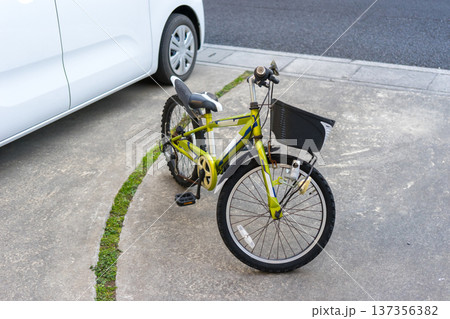 子供用自転車を庭に停める 子供用自転車を庭に停める 137356382